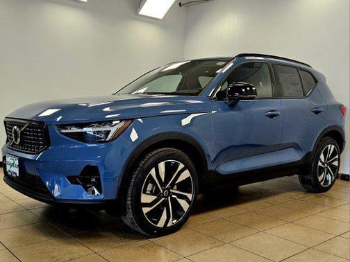 2025 Volvo XC40 B5 Ultra Dark Theme