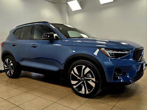 2025 Volvo XC40 B5 Ultra Dark Theme