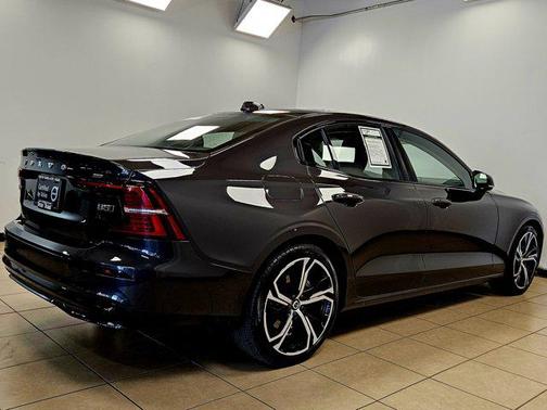 2024 Volvo S60 B5 Plus Dark Theme