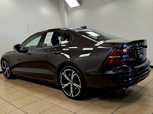 2024 Volvo S60 B5 Plus Dark Theme