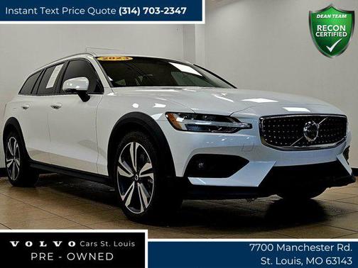 Crystal White Metallic 2023 Volvo V60 Cross Country B5 Plus
