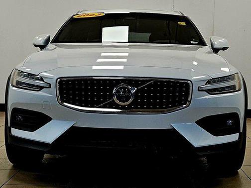2023 Volvo V60 Cross Country B5 Plus