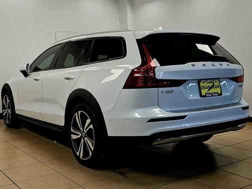2023 Volvo V60 Cross Country B5 Plus