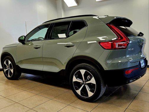 2025 Volvo XC40 B5 Plus Dark Theme