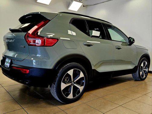2025 Volvo XC40 B5 Plus Dark Theme