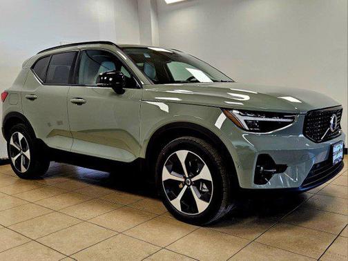 2025 Volvo XC40 B5 Plus Dark Theme