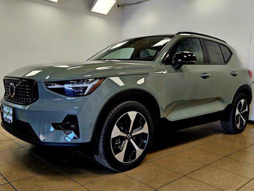 2025 Volvo XC40 B5 Plus Dark Theme