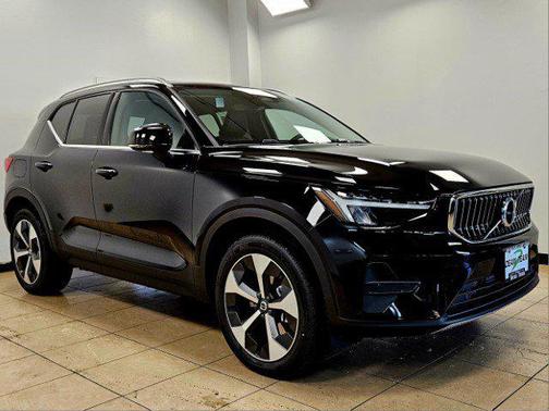 2025 Volvo XC40 Core Bright Theme