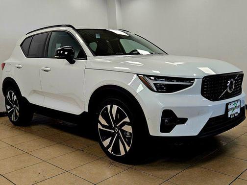 2025 Volvo XC40 B5 Plus Dark Theme
