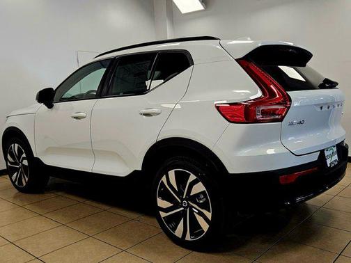 2025 Volvo XC40 B5 Plus Dark Theme