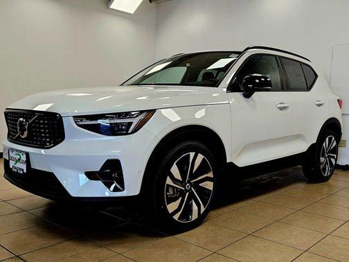 2025 Volvo XC40 B5 Plus Dark Theme
