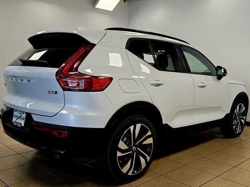 2025 Volvo XC40 B5 Plus Dark Theme