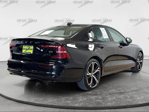 Onyx Black Metallic 2024 Volvo S60 B5 Plus Dark Theme