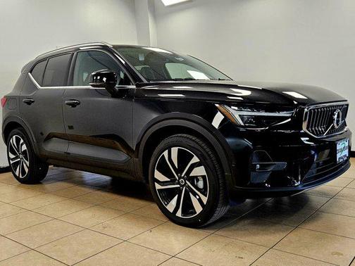 2025 Volvo XC40 B5 Plus Bright Theme