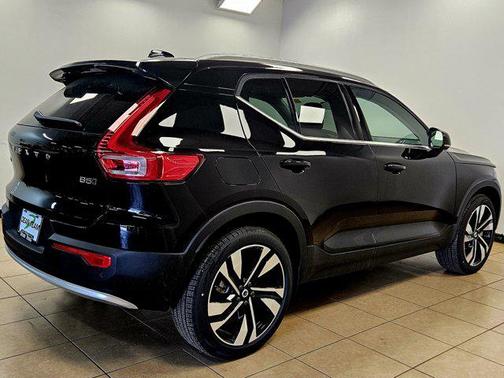 2025 Volvo XC40 B5 Plus Bright Theme