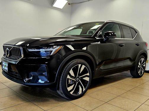 2025 Volvo XC40 B5 Plus Bright Theme