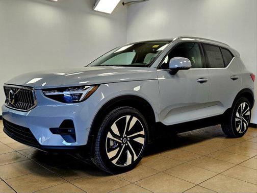 2025 Volvo XC40 B5 Ultra Bright Theme