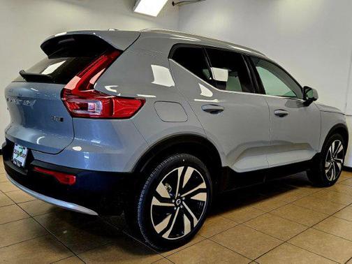 2025 Volvo XC40 B5 Ultra Bright Theme