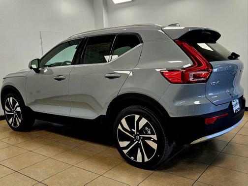 2025 Volvo XC40 B5 Ultra Bright Theme