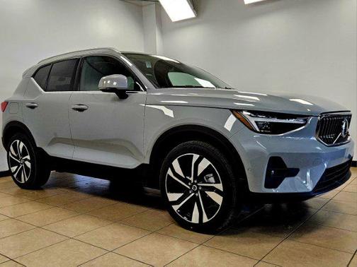 2025 Volvo XC40 B5 Ultra Bright Theme