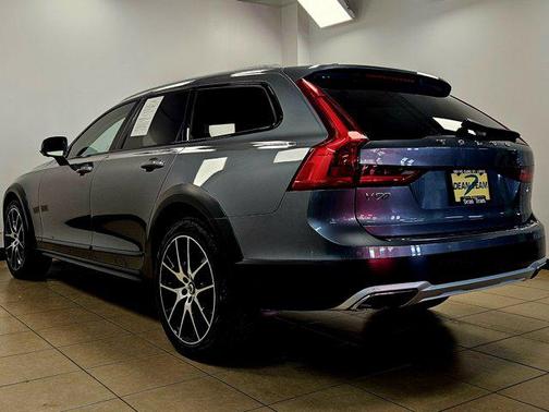 2020 Volvo V90 Cross Country T6