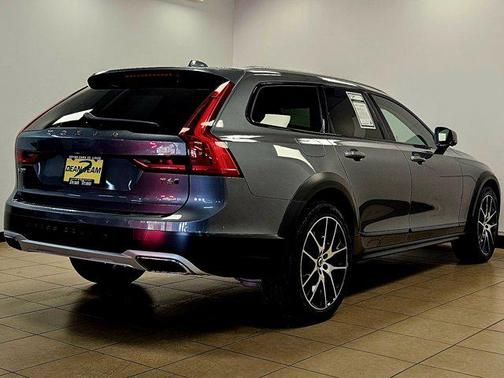 2020 Volvo V90 Cross Country T6