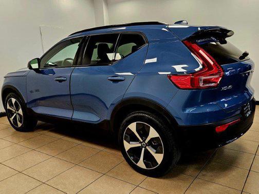2023 Volvo XC40 B5 Plus Dark Theme