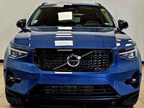 2023 Volvo XC40 B5 Plus Dark Theme