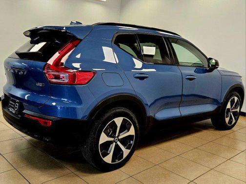 2023 Volvo XC40 B5 Plus Dark Theme
