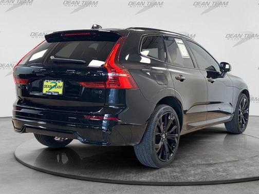 Onyx Black Metallic 2024 Volvo XC60 B5 Ultimate Black Edition