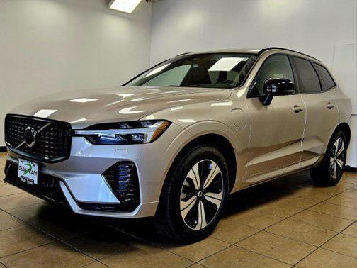 2025 Volvo XC60 Plug-In Hybrid Core Dark Theme
