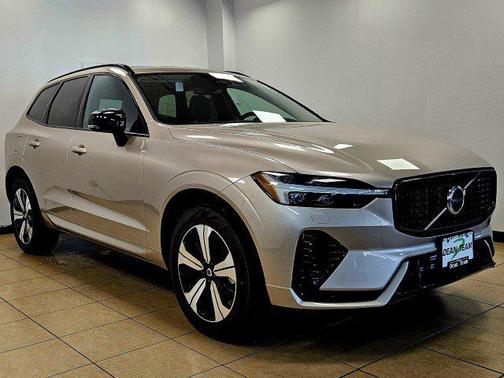 2025 Volvo XC60 Plug-In Hybrid Core Dark Theme