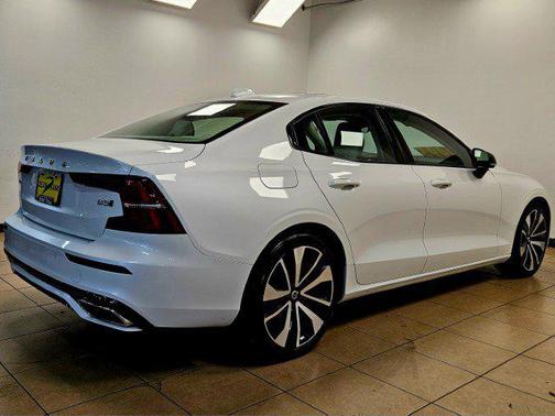 2022 Volvo S60 T5 Momentum