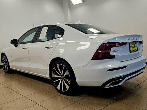 2022 Volvo S60 T5 Momentum