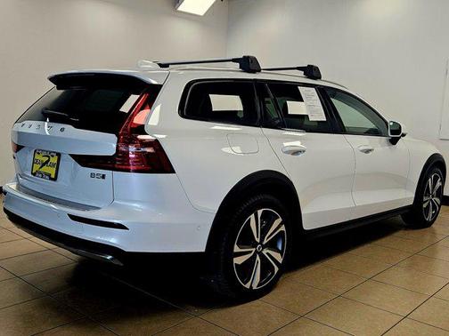 2023 Volvo V60 Cross Country B5 Plus