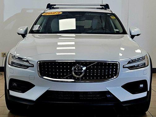 2023 Volvo V60 Cross Country B5 Plus