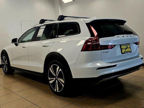 2023 Volvo V60 Cross Country B5 Plus