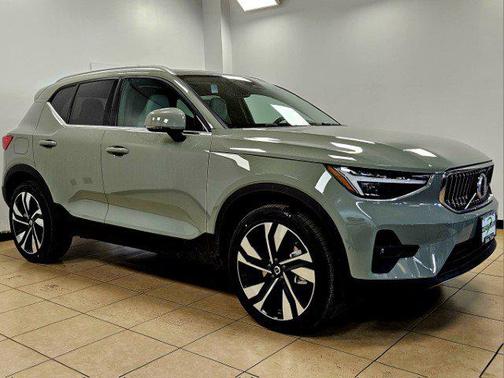 2025 Volvo XC40 B5 Ultra Bright Theme