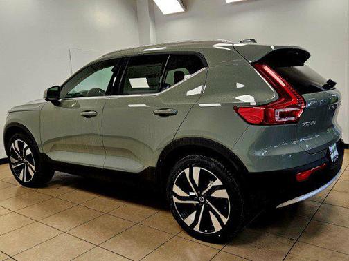 2025 Volvo XC40 B5 Ultra Bright Theme