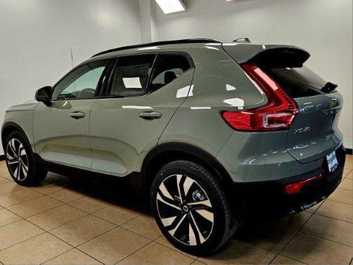 2025 Volvo XC40 B5 Plus Dark Theme