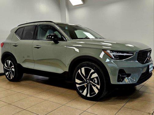 2025 Volvo XC40 B5 Plus Dark Theme