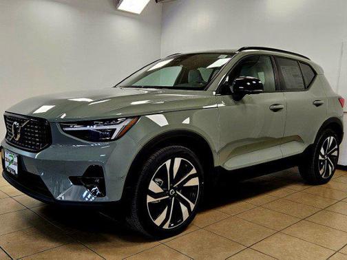 2025 Volvo XC40 B5 Plus Dark Theme