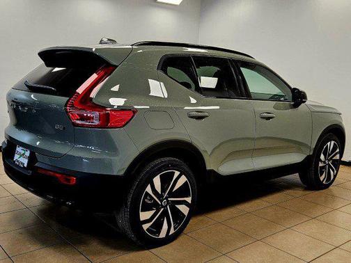 2025 Volvo XC40 B5 Plus Dark Theme
