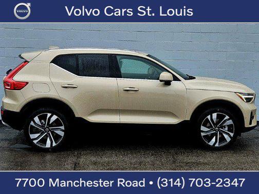 2025 Volvo XC40 B5 Ultra Bright Theme