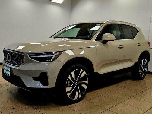 2025 Volvo XC40 B5 Ultra Bright Theme