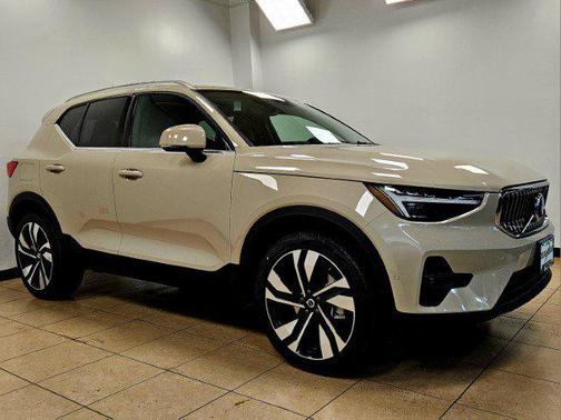 2025 Volvo XC40 B5 Ultra Bright Theme