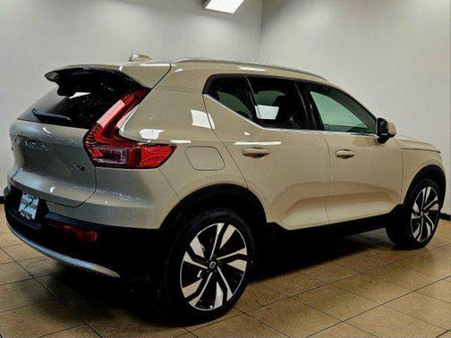2025 Volvo XC40 B5 Ultra Bright Theme