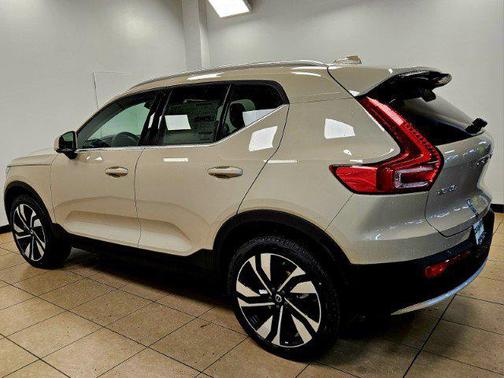 2025 Volvo XC40 B5 Ultra Bright Theme