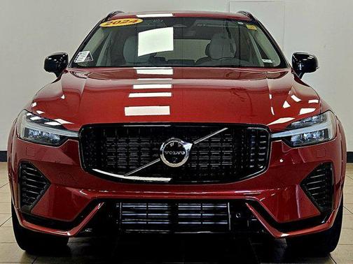 2024 Volvo XC60 Recharge Plug-In Hybrid T8 Ultimate Dark Theme