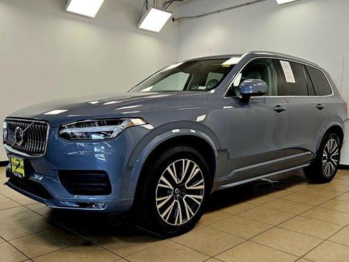 2022 Volvo XC90 T6 Momentum